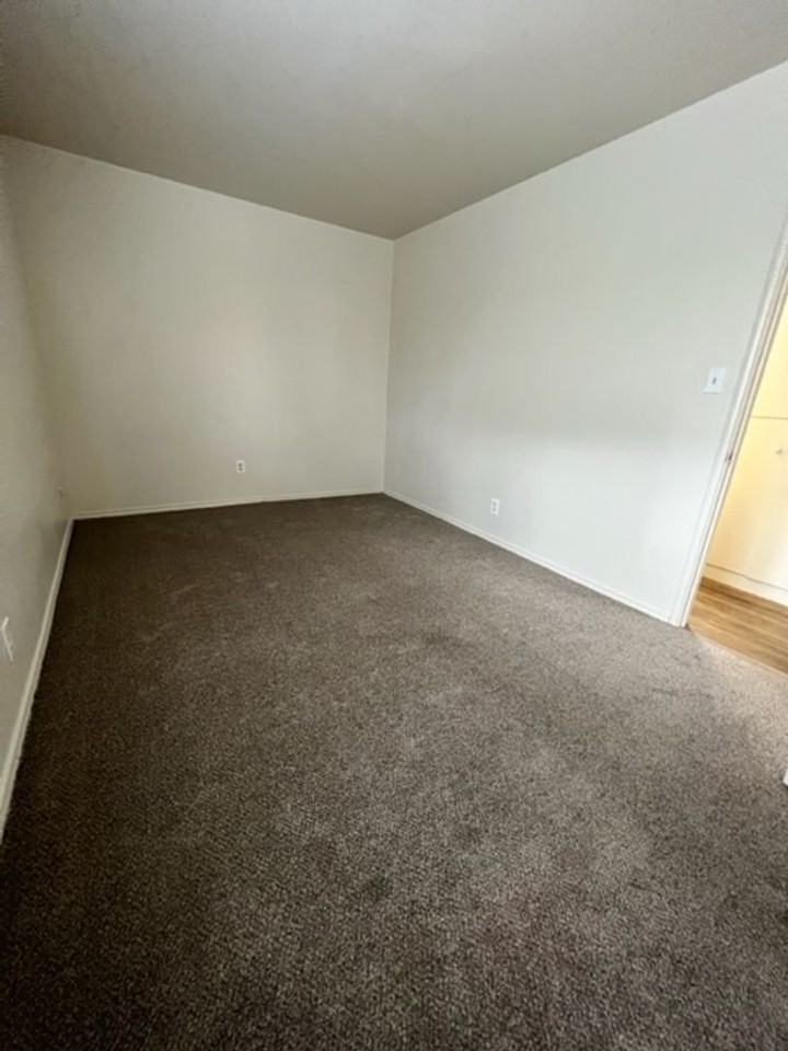 Montgomery Apartments - Photo 3 of 26