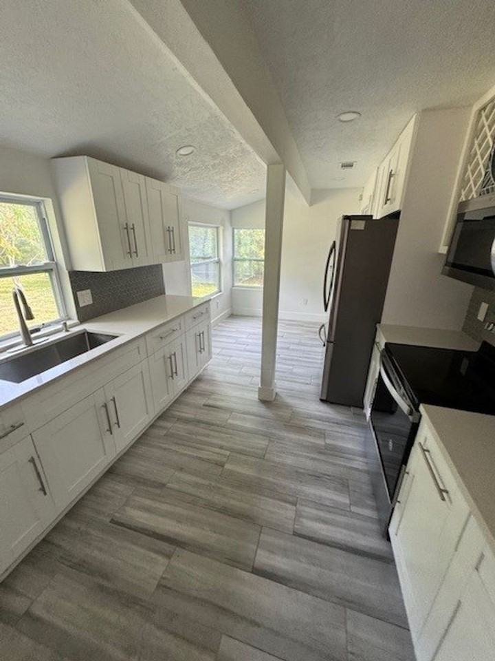 1013 Salina St Se - Photo 5 of 21