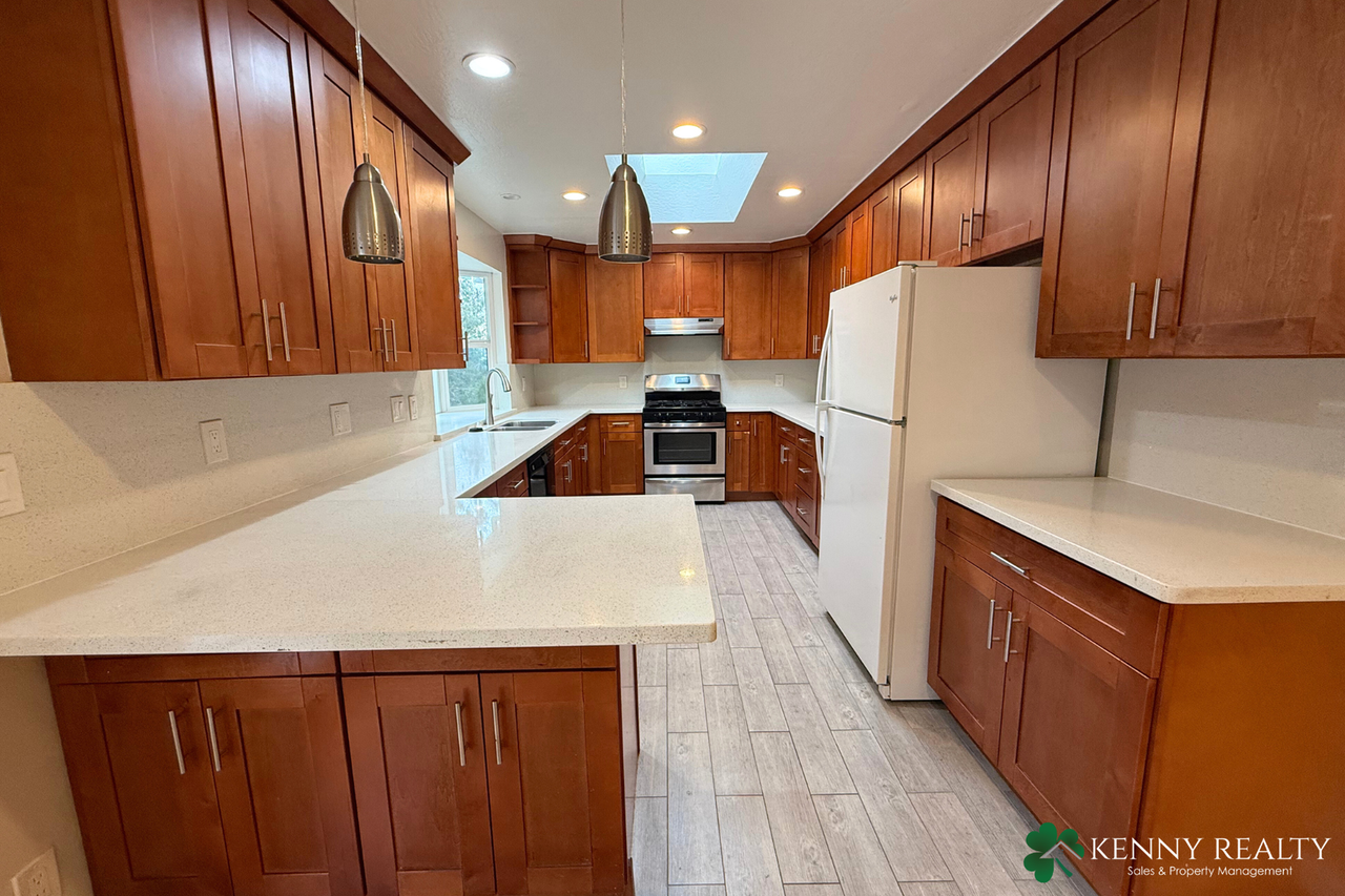 1041 Sunset Dr - Photo 6 of 32