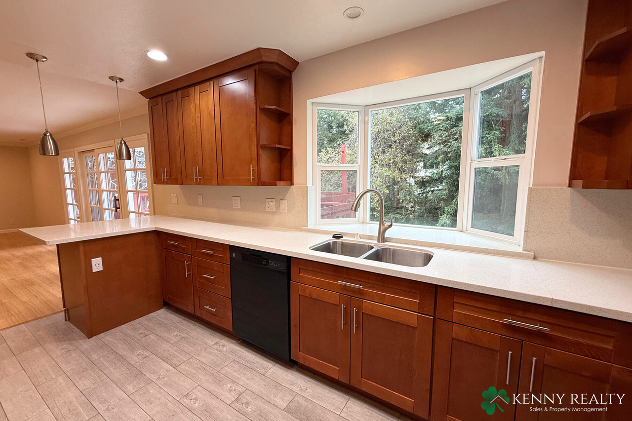 1041 Sunset Dr - Photo 7 of 32