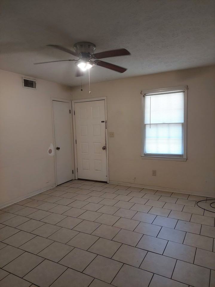 1015 12th Ave #B - Photo 3 of 9