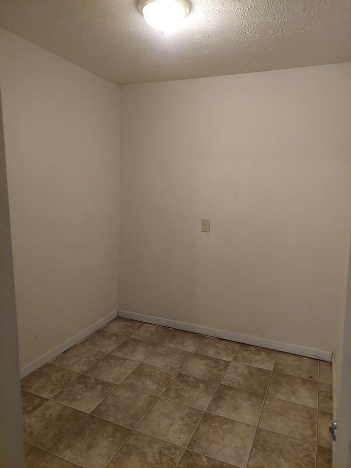 1015 12th Ave #B - Photo 5 of 9