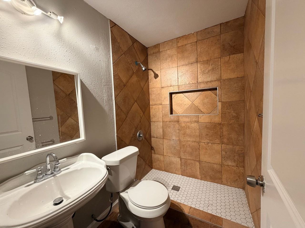 3817 Collin St - Photo 6 of 10