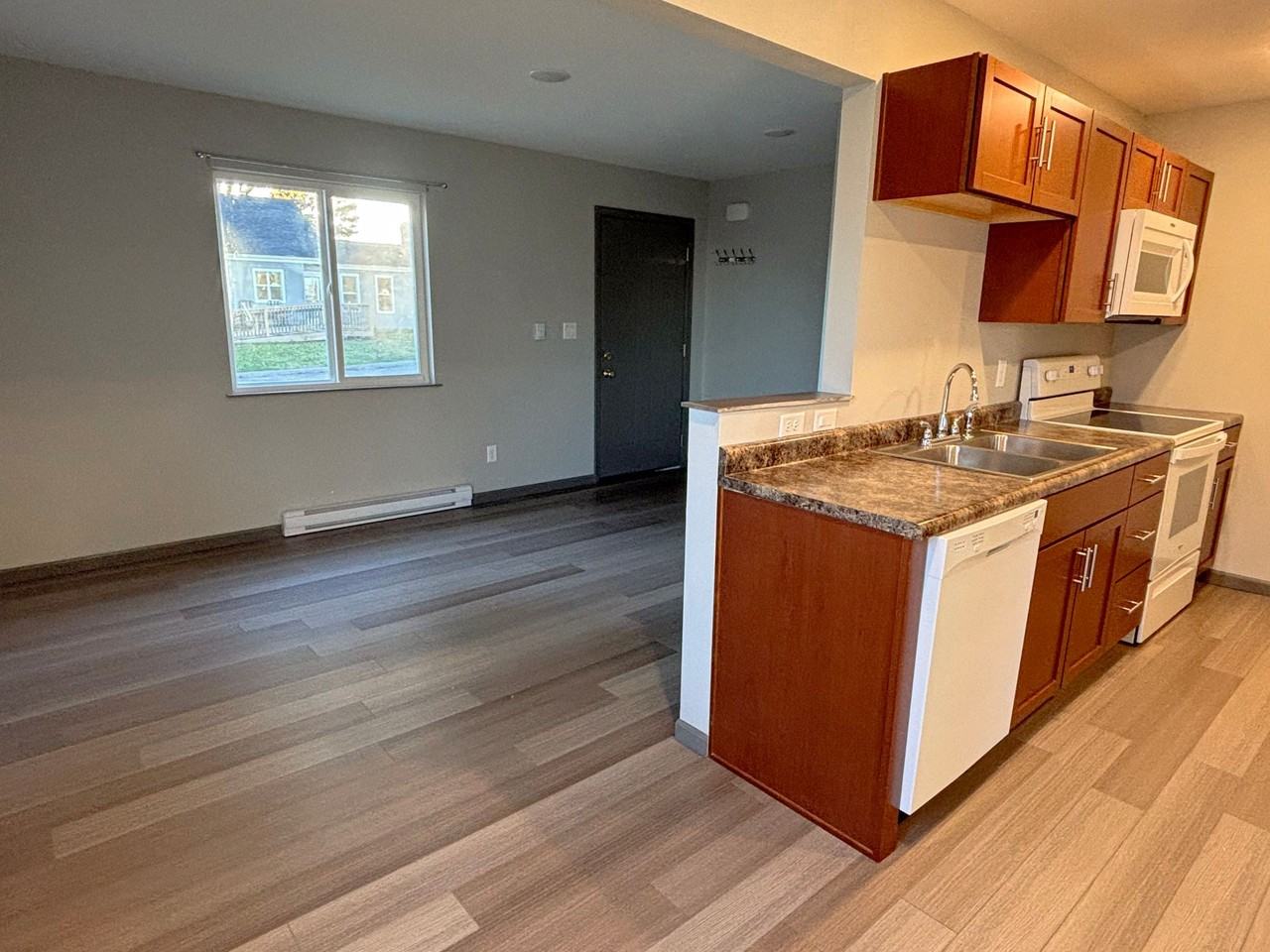 Duplex: Fully Remodeled 2024 Now Available - Photo 4 of 9