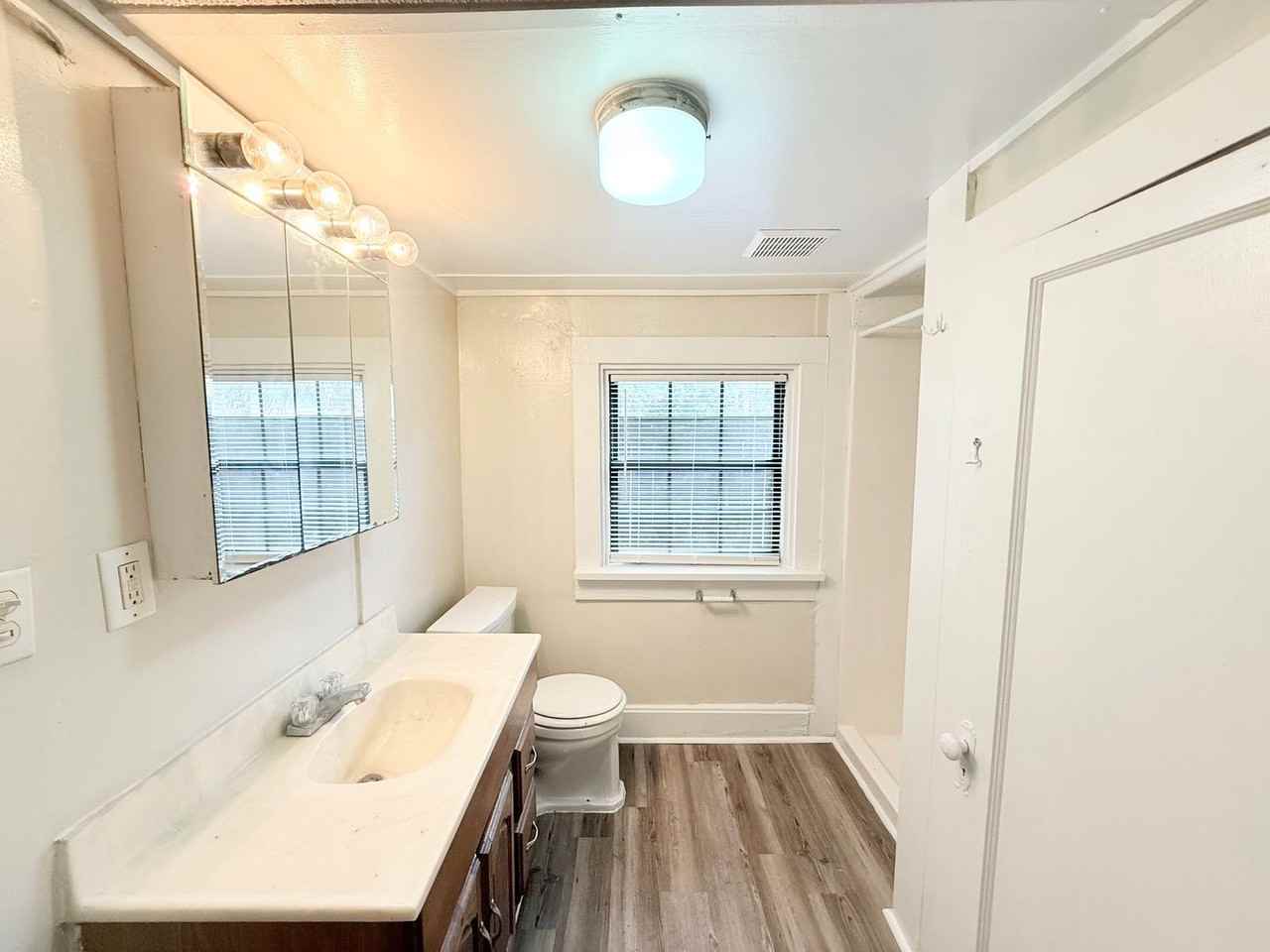 1720 E La Rua St #B - Photo 6 of 7