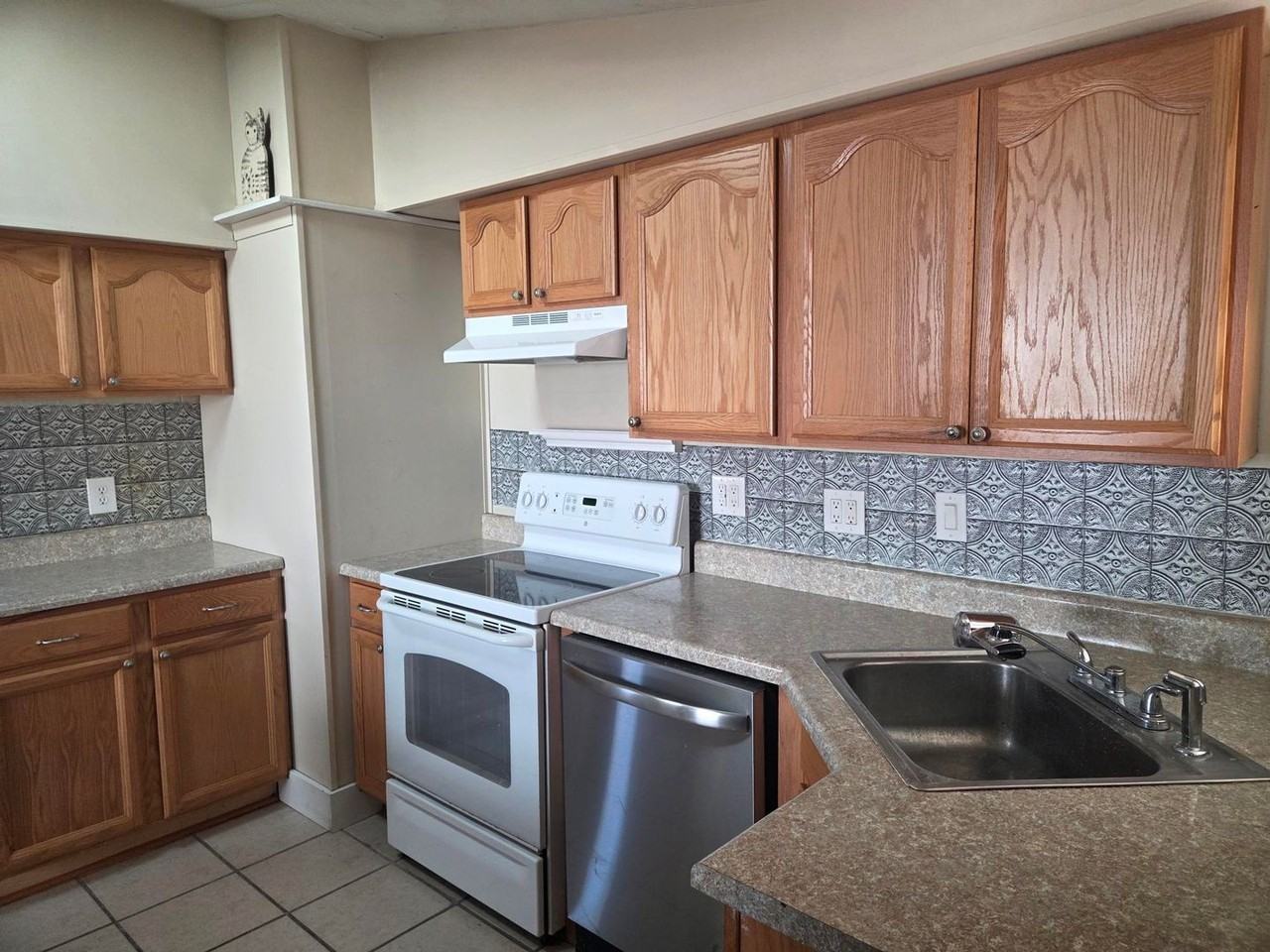 645 Linden Ln - Photo 3 of 18