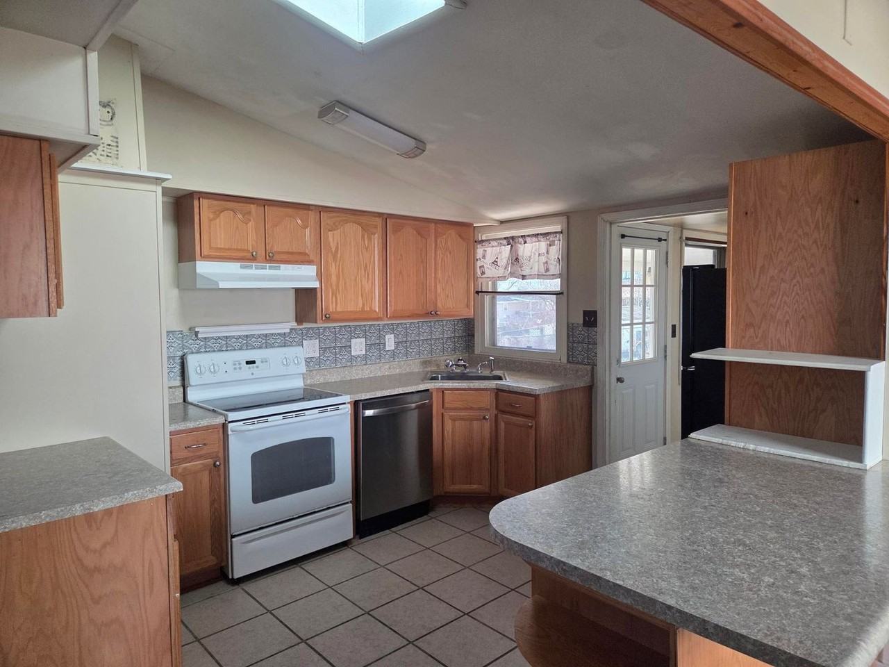 645 Linden Ln - Photo 4 of 18