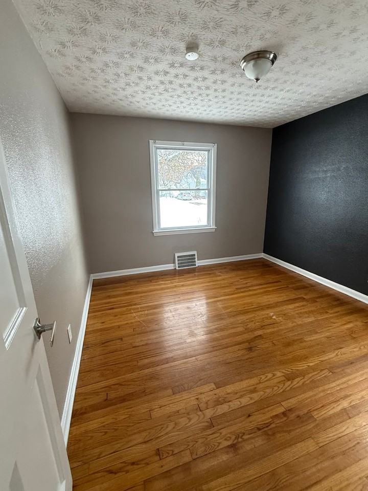 18709 Waterbury Ave - Photo 4 of 9