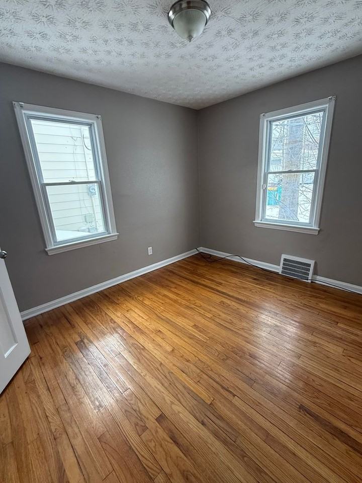 18709 Waterbury Ave - Photo 5 of 9
