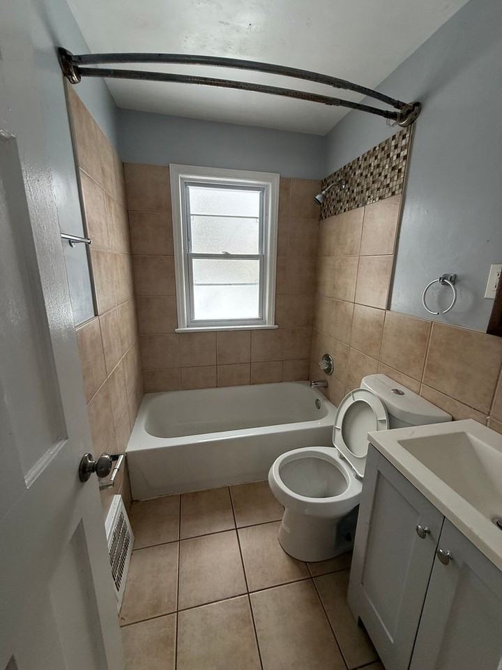 18709 Waterbury Ave - Photo 6 of 9