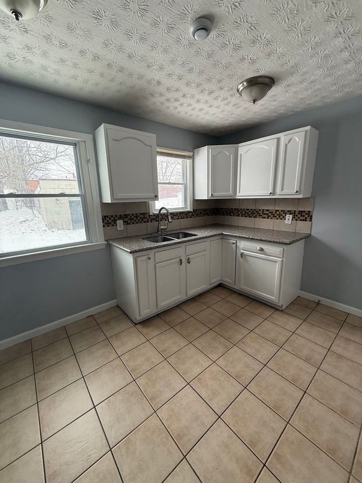 18709 Waterbury Ave - Photo 7 of 9