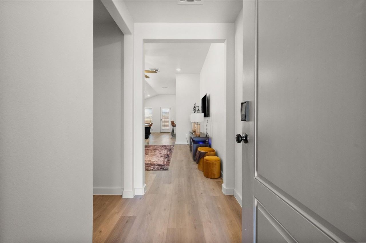 2141 Langford Ave - Photo 4 of 29