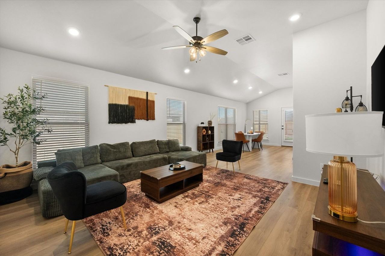 2141 Langford Ave - Photo 5 of 29