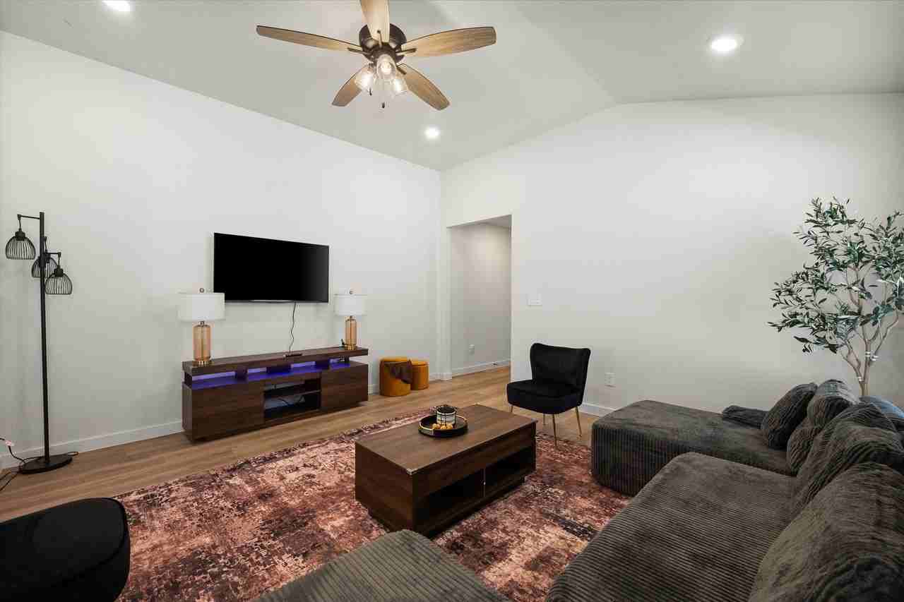 2141 Langford Ave - Photo 7 of 29