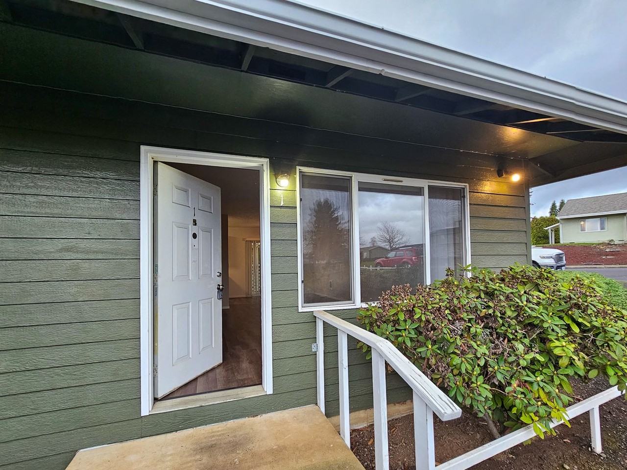 506 Ne Dallas Ct - Photo 2 of 22