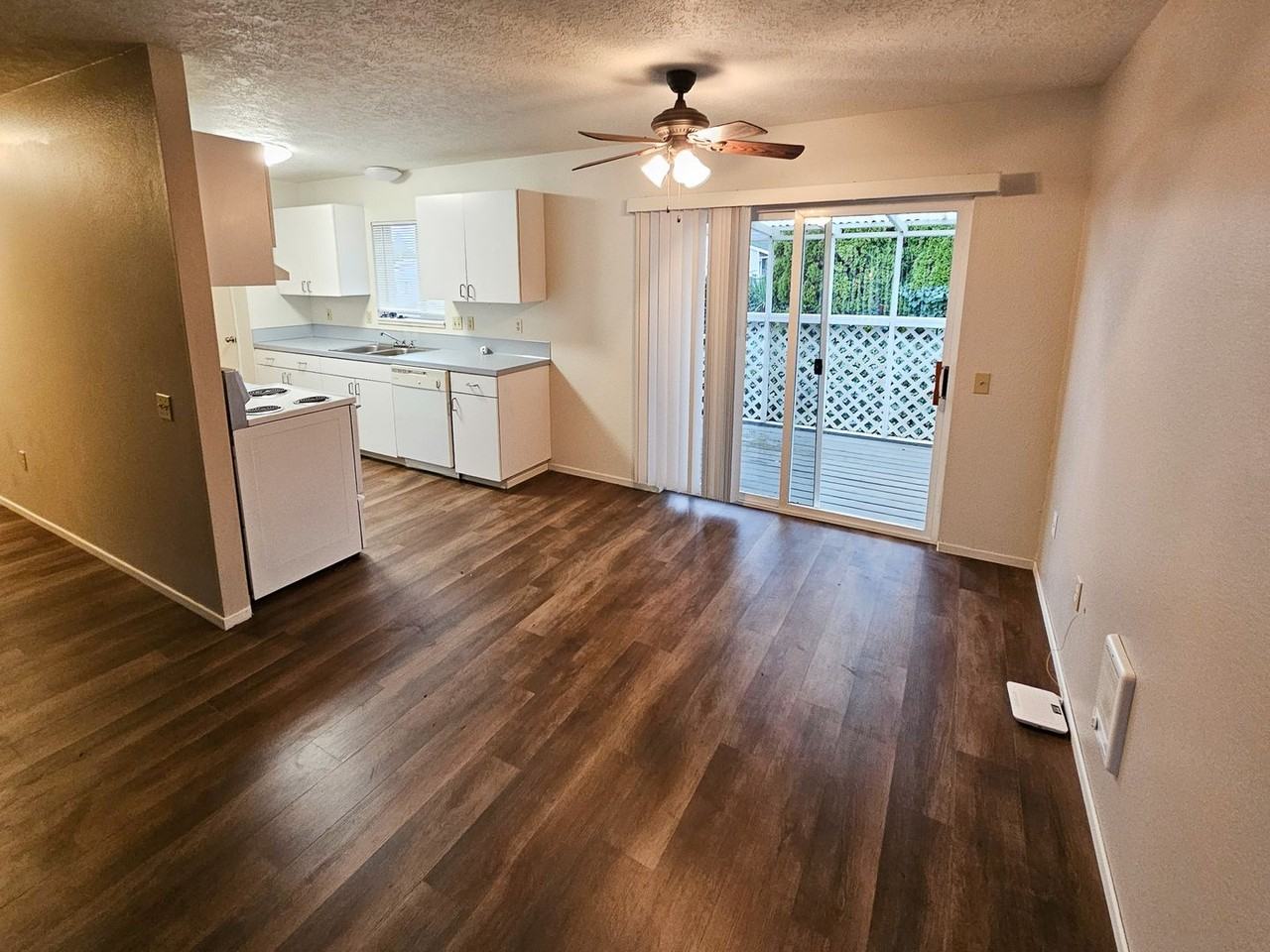 506 Ne Dallas Ct - Photo 4 of 22