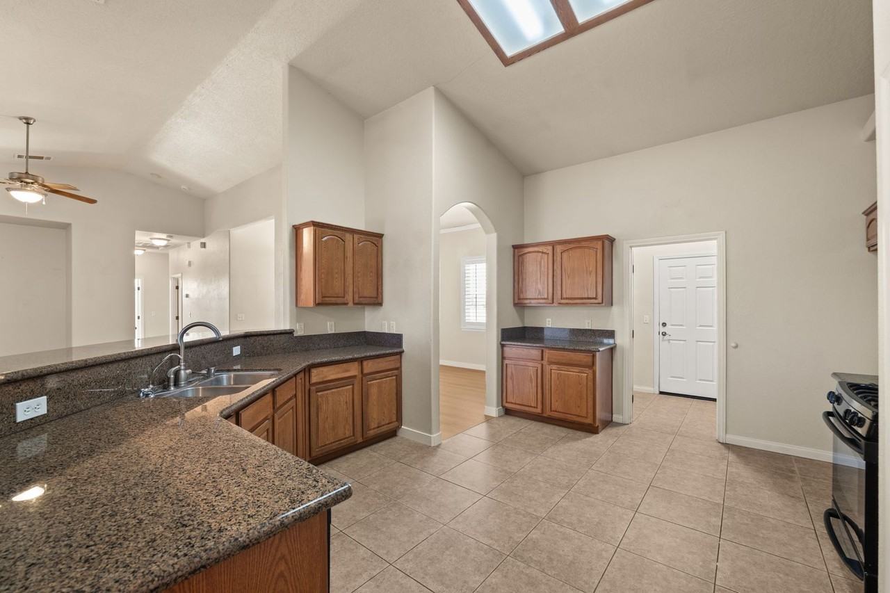 15095 Douglas St - Photo 3 of 23