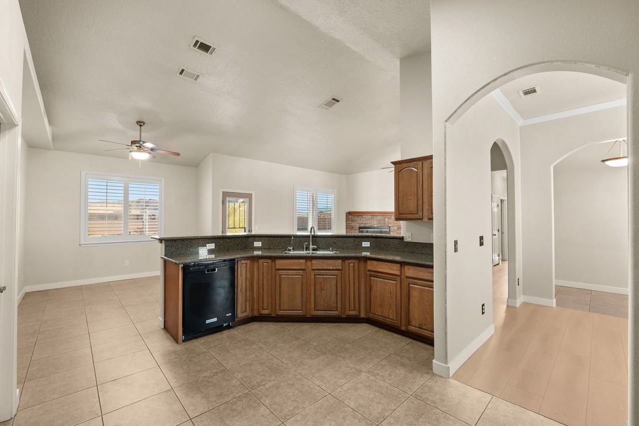 15095 Douglas St - Photo 4 of 23