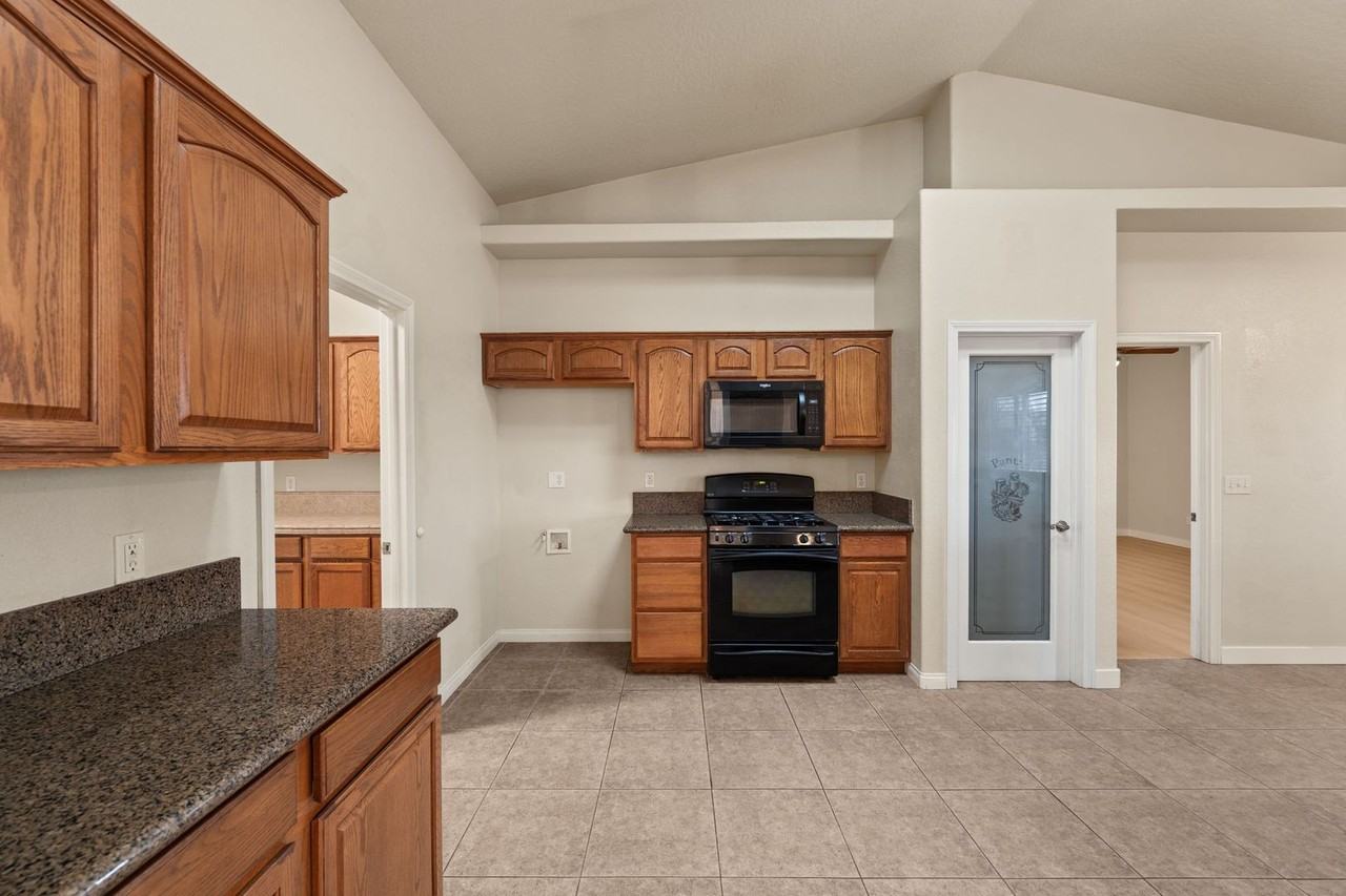 15095 Douglas St - Photo 5 of 23