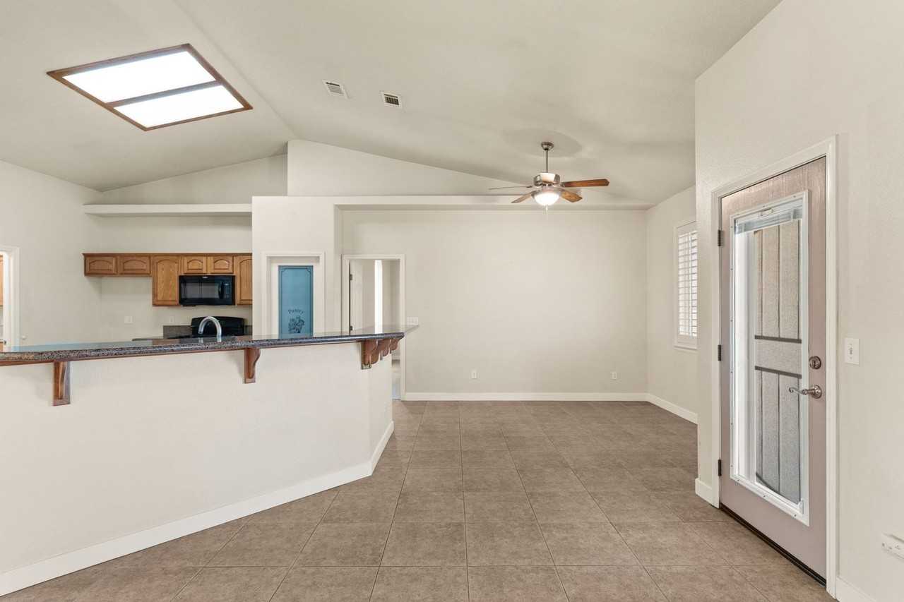 15095 Douglas St - Photo 6 of 23