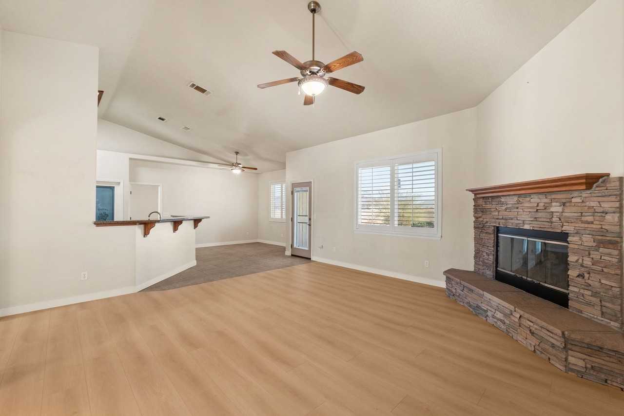 15095 Douglas St - Photo 7 of 23