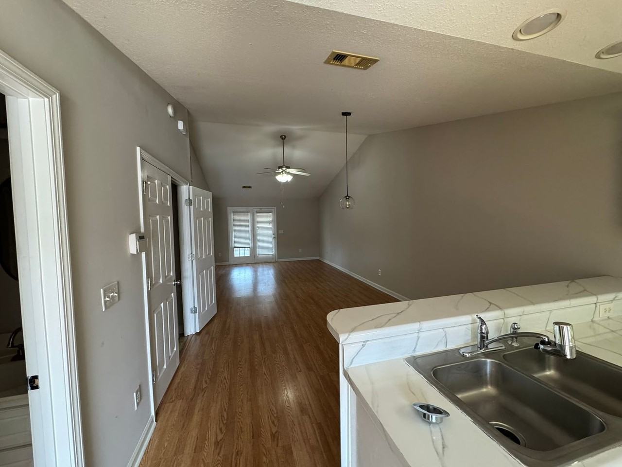 210 Sunview Dr - Photo 2 of 12