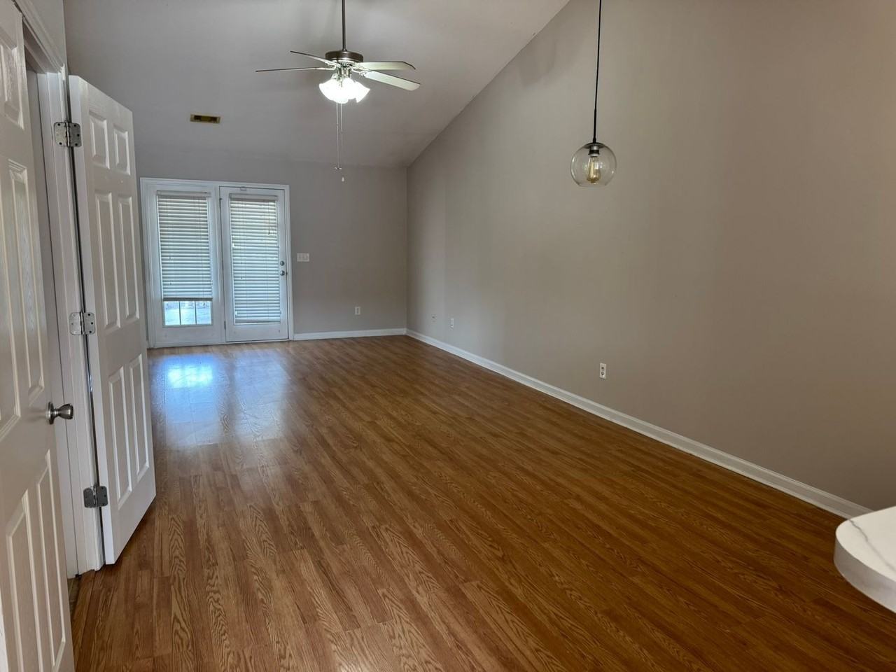 210 Sunview Dr - Photo 3 of 12