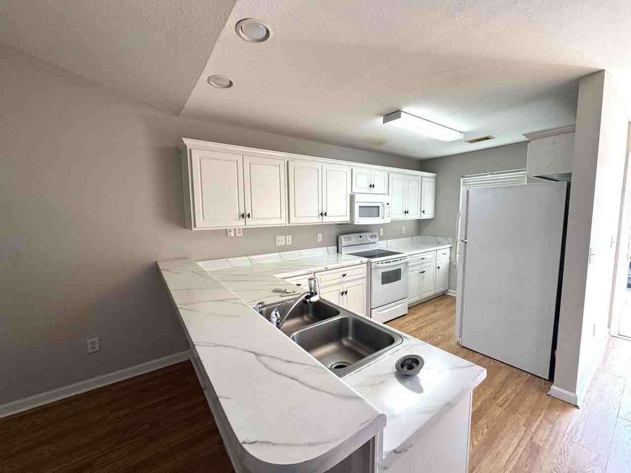 210 Sunview Dr - Photo 4 of 12