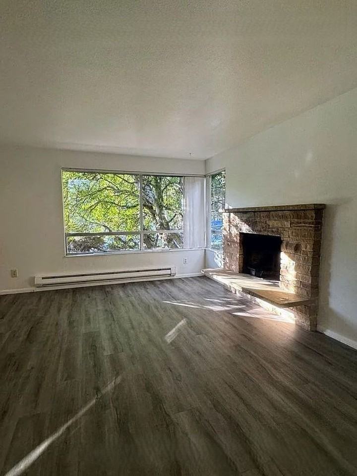 14000 Greenwood Ave N - Photo 4 of 23