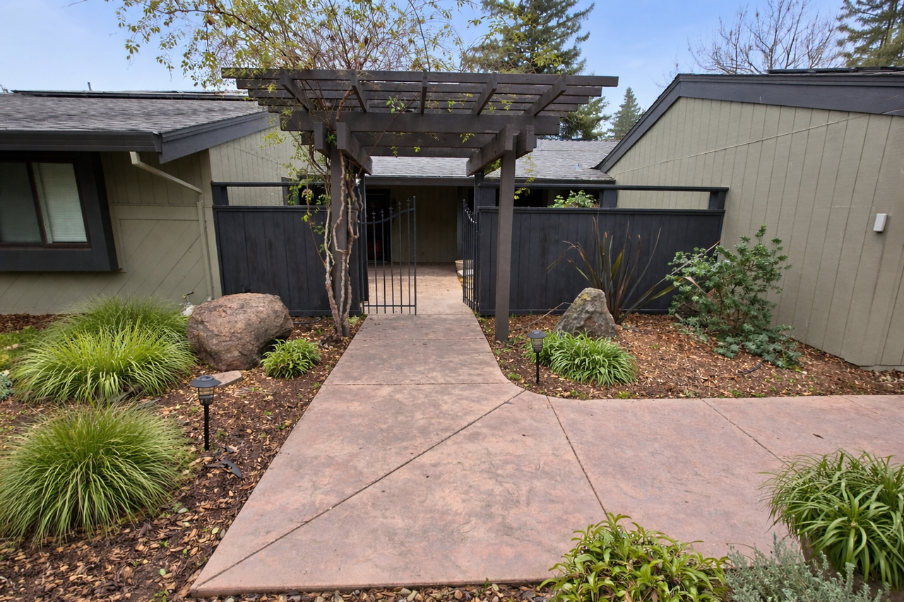 1118 Marina Cir - Photo 2 of 13