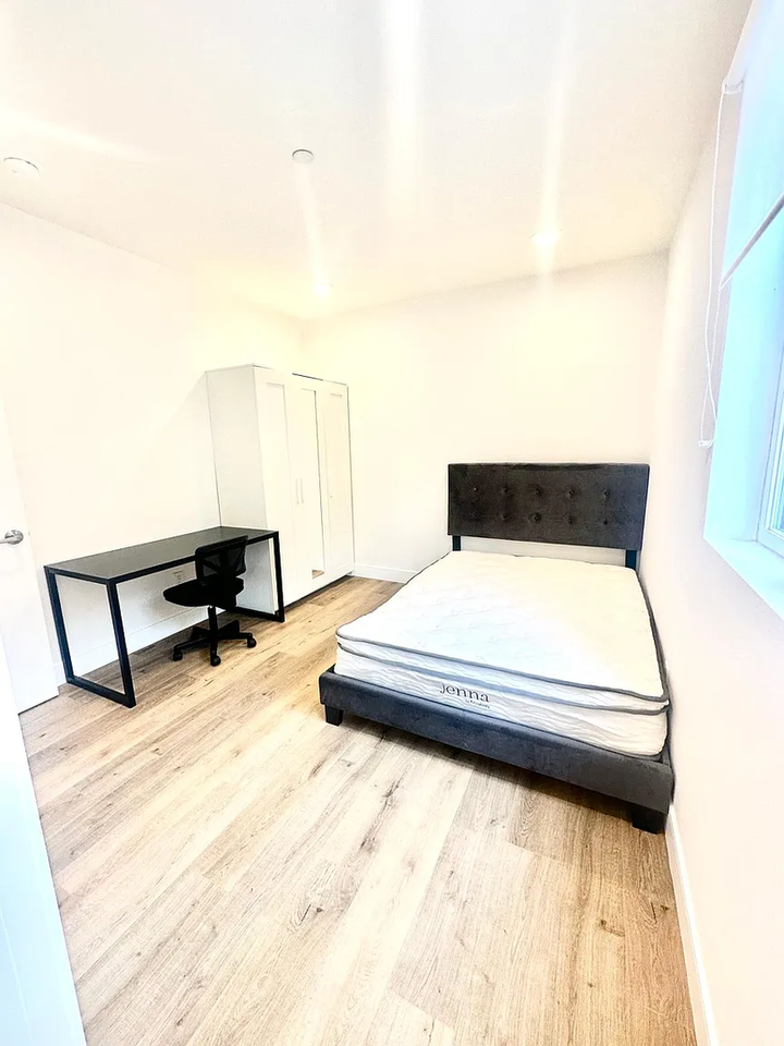 1156 W 38th st - Photo 3 of 18