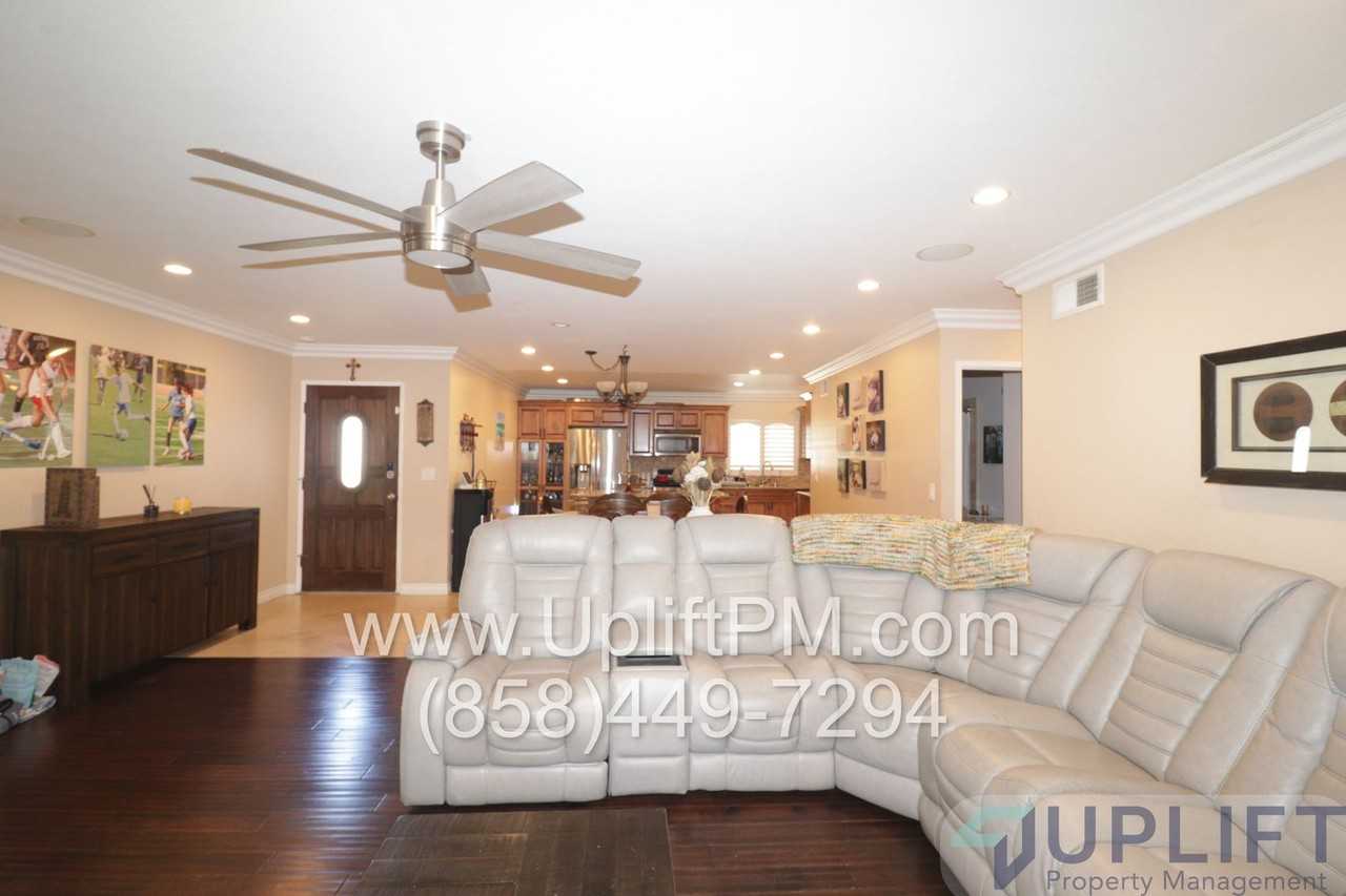 11205 Socorro St - Photo 3 of 18