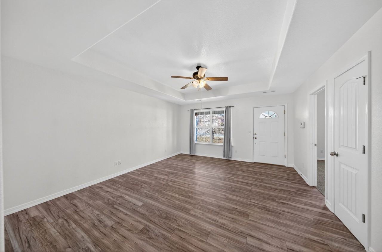 656 Woodland St - Photo 4 of 23