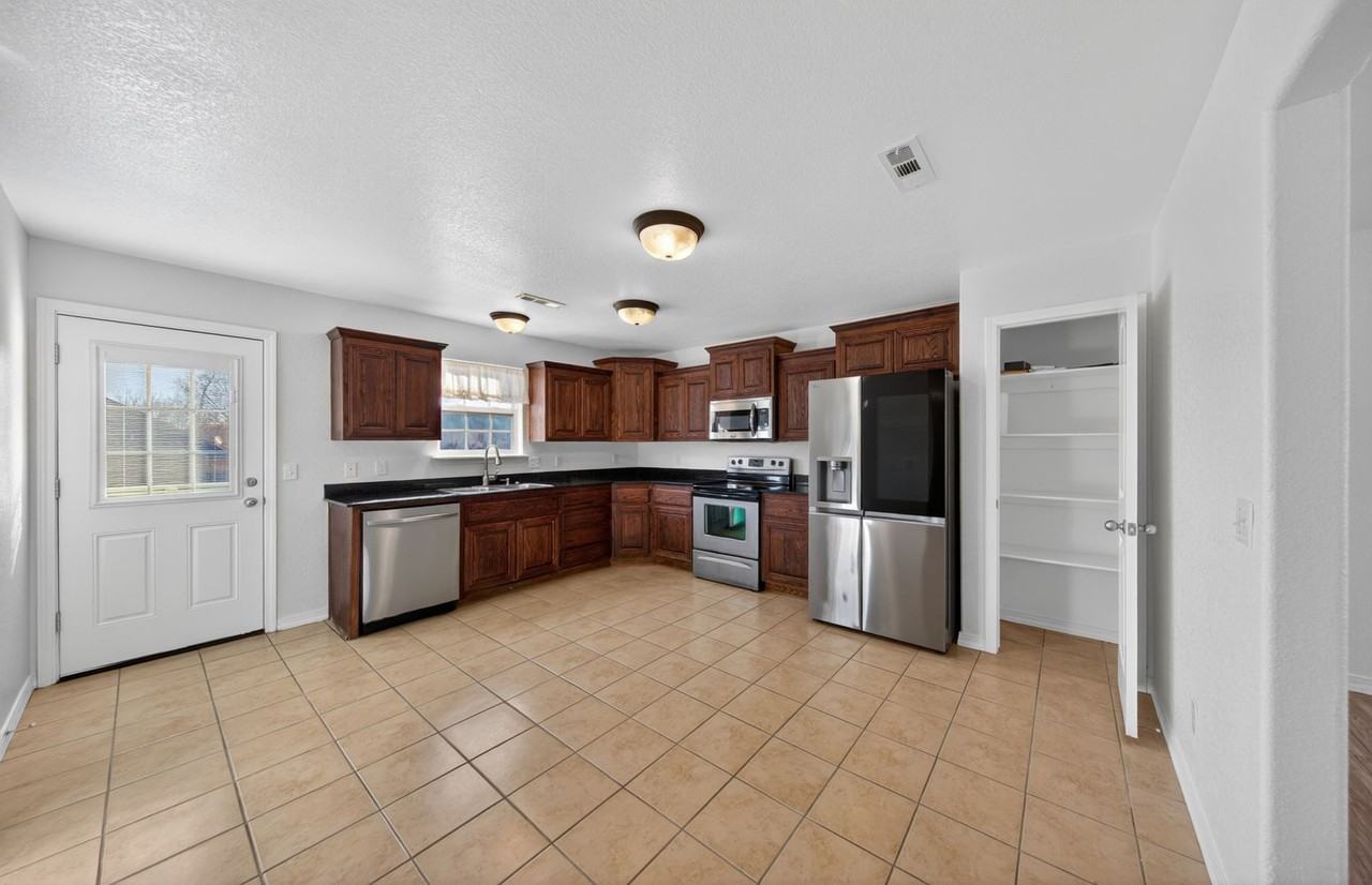 656 Woodland St - Photo 5 of 23