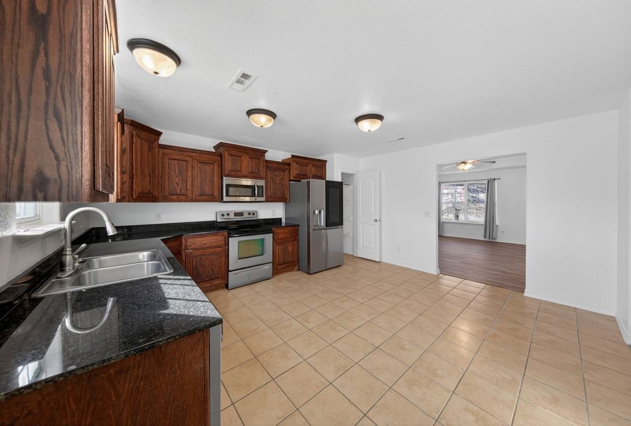 656 Woodland St - Photo 6 of 23