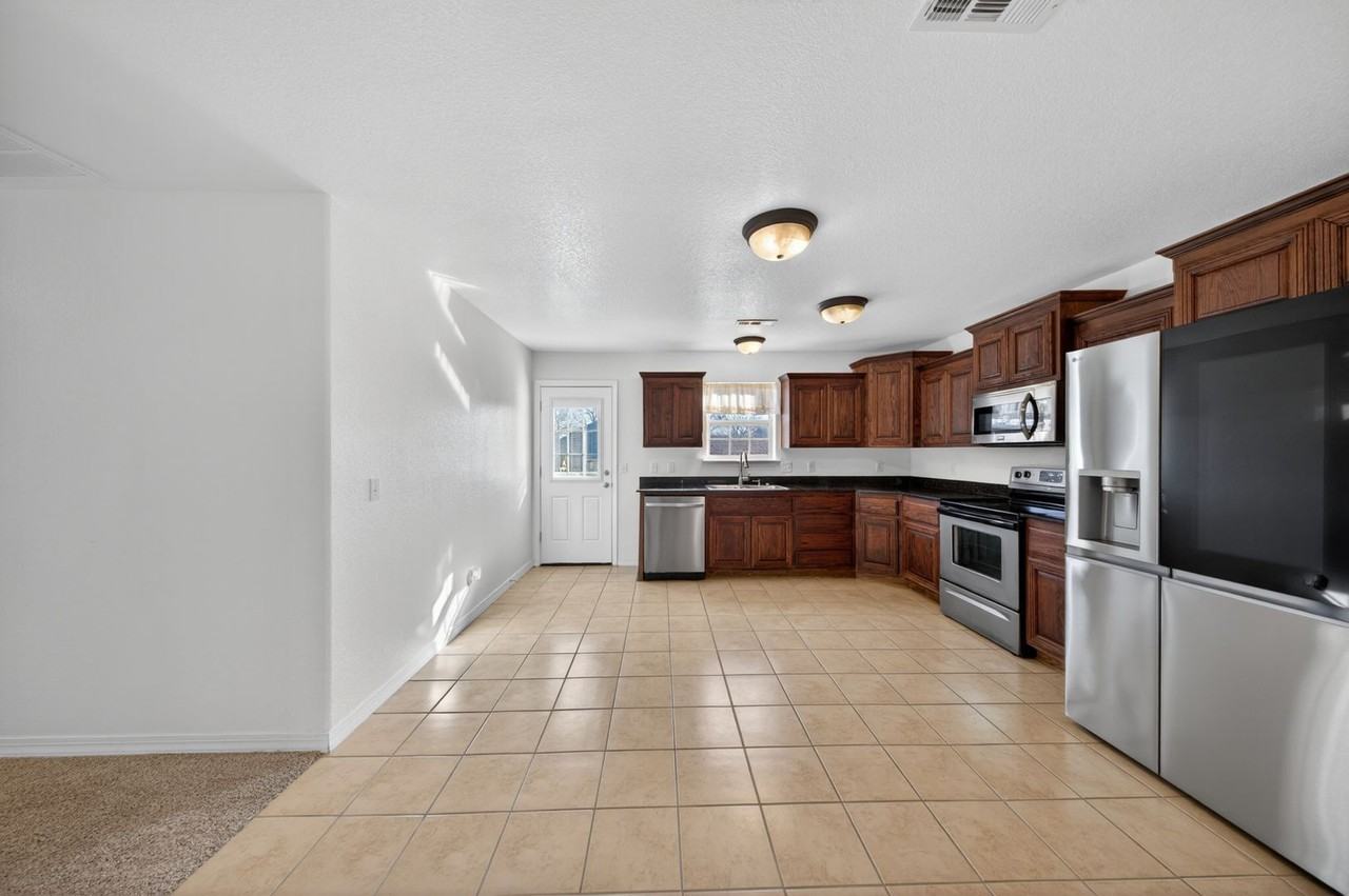 656 Woodland St - Photo 7 of 23