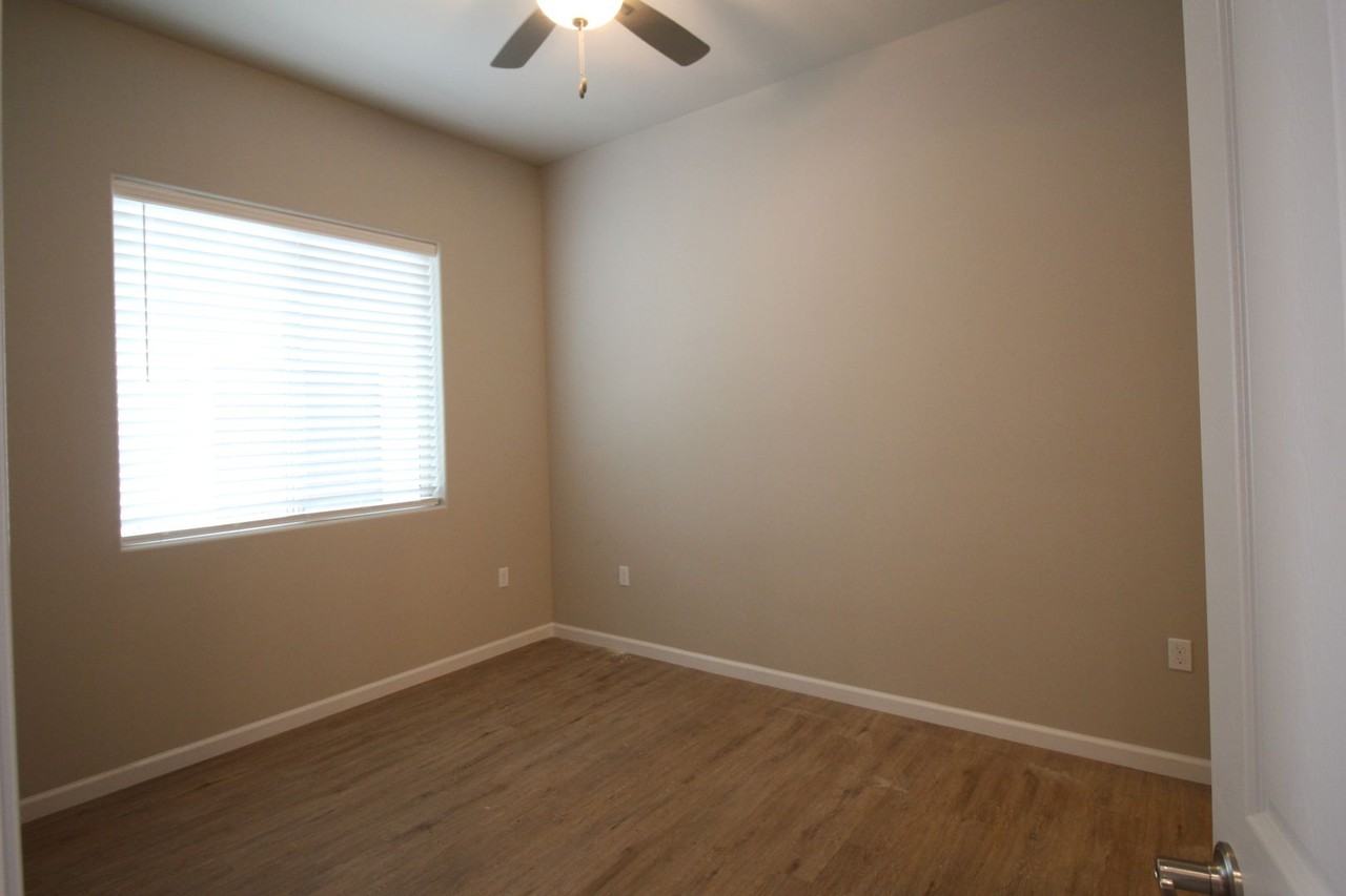 1319 E Portals Ave - Photo 5 of 7