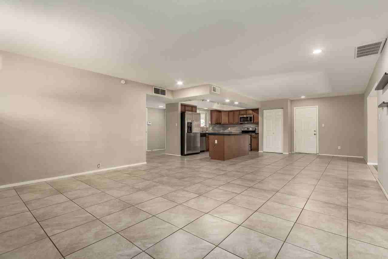 105 E Manhatton Dr - Photo 5 of 32