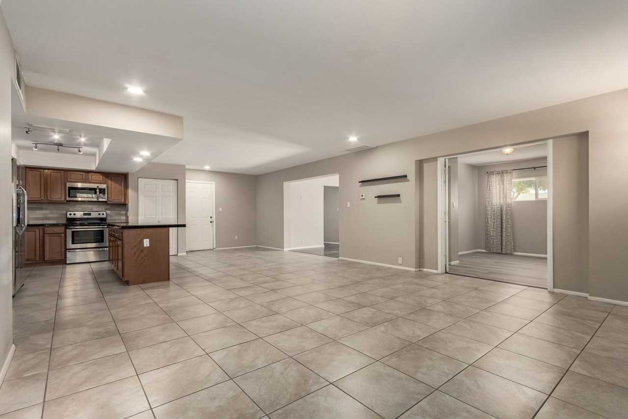 105 E Manhatton Dr - Photo 6 of 32