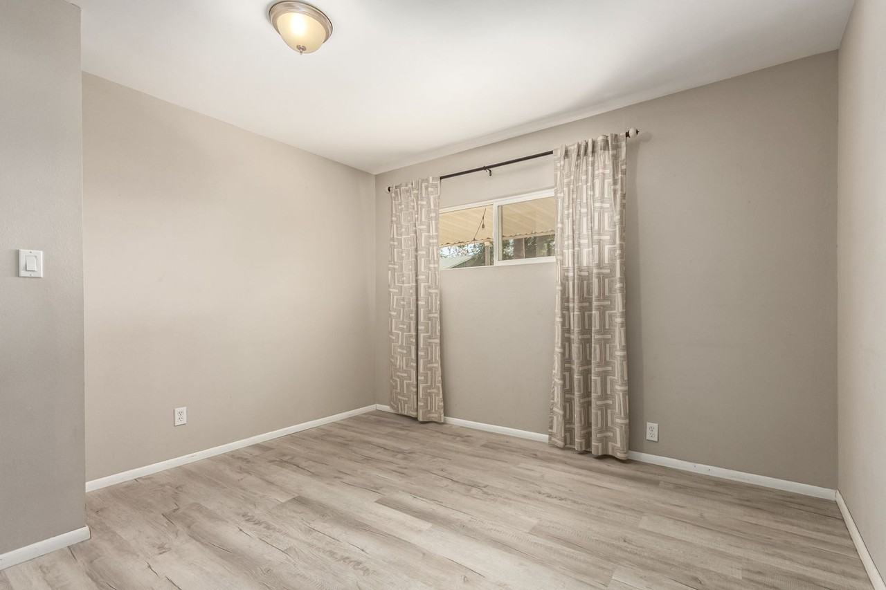 105 E Manhatton Dr - Photo 7 of 32