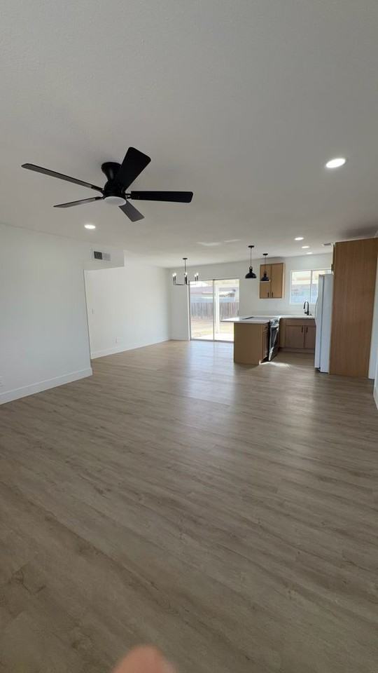 925 E 7th Dr - Photo 2 of 10