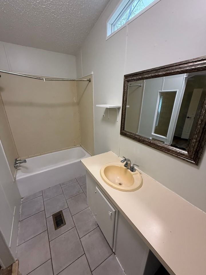 3065 J Montgomery Rd - Photo 7 of 12