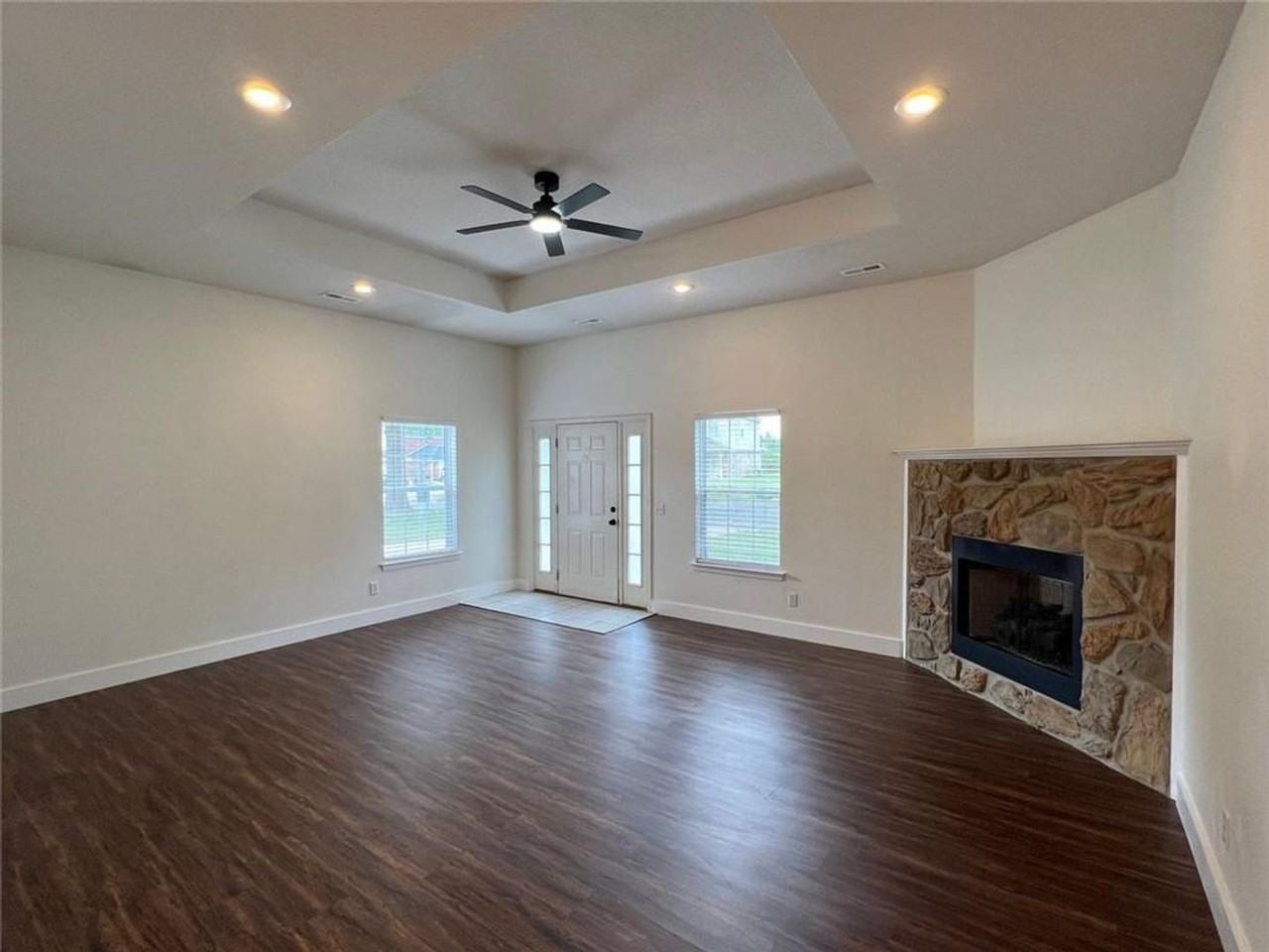 985 N Daisy Ln - Photo 2 of 17