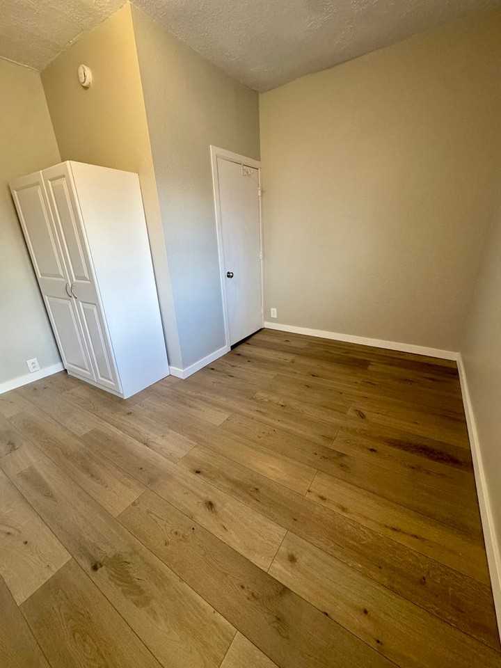 4820 S Rogers St - Photo 4 of 8