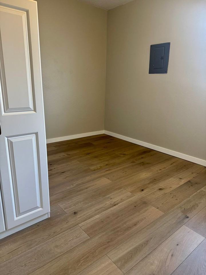 4820 S Rogers St - Photo 5 of 8