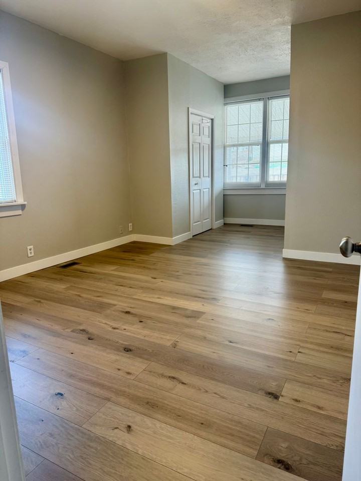 4820 S Rogers St - Photo 6 of 8