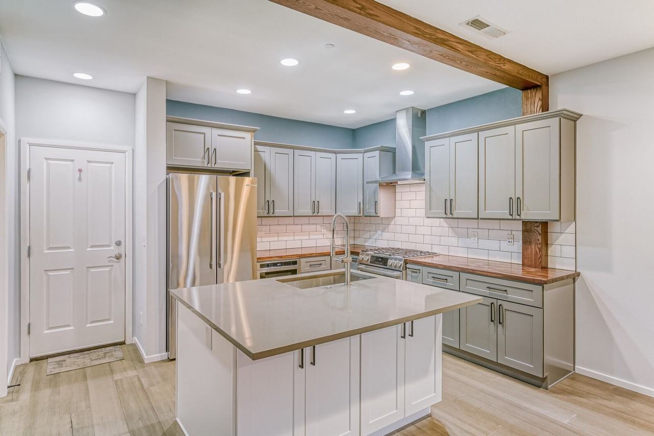 1816 10th Ave Ne - Photo 4 of 13