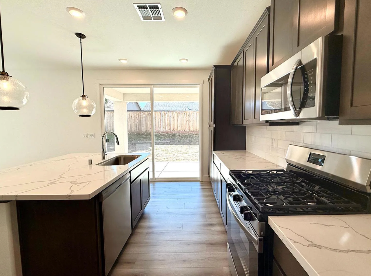 10169 Burke St - Photo 5 of 25