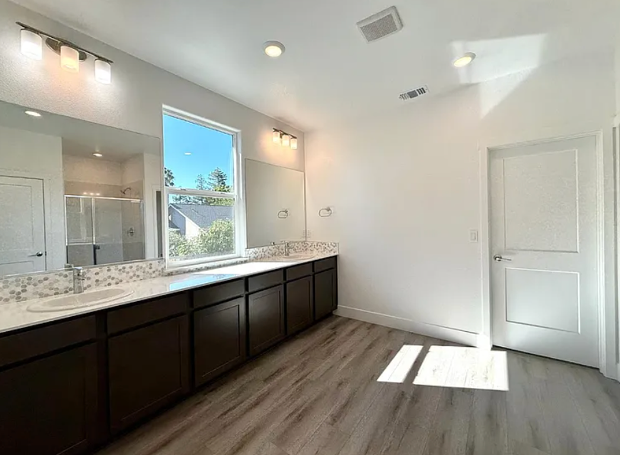 10169 Burke St - Photo 7 of 25