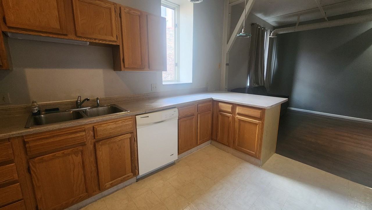 1211 Howard St - Photo 4 of 12